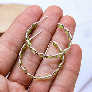 Pendientes de Aro Abiertos con Bisel de Peridoto Ovalado Natural de Plata de Ley 925 al por Mayor - Memoria Jewels - Product Image 3