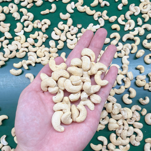 Noix de cajou de qualité supérieure, amandes de cajou SANTIGO ISO, HACCP, en vrac - Product Image 1