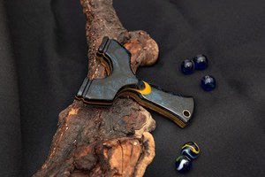 Tirachinas de madera personalizado con acabado efecto llama naranja y detalles negros, diseño ergonómico para uso en exteriores - Product Image 4