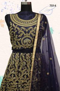 Hermoso y elegante conjunto tradicional indio de Lehenga-Choli y Dupatta de seda de morera con lentejuelas y bordados, proveedor de la India. - Product Image 5