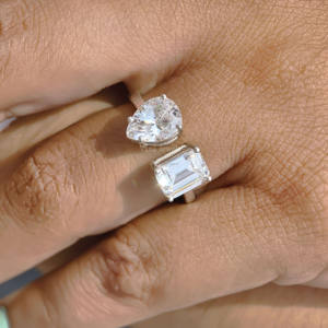 Anillo de compromiso de moissanita de corte esmeralda de dos tonos con oro blanco sólido de 18 quilates, joyería de boda de estilo Toi Et Moi de moda - Product Image 1