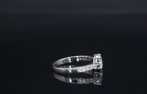 Anillo de Diamante Cultivado en Laboratorio de 1 Quilate, Oro Blanco de 14K, Corte Redondo, Solitario con Piedras Laterales, Elegante Joya de Compromiso para Mujer - Product Image 4