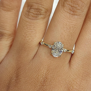 Bague de fiançailles de luxe en or 18 carats avec halo de diamants de laboratoire et perle d'eau douce taille ovale sertie à griffes, design classique pour femme - Product Image 5