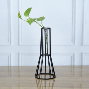 Vase de table moderne en métal industriel Gallery Edit avec tube en verre, hauteur 26 cm, noir, porte-fleurs décoratif - Product Image 3