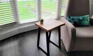 Mesa Auxiliar Moderna de Madera Sólida con Acabado Natural y Patas Metálicas para Decoración de Interiores Contemporáneos - Product Image 3