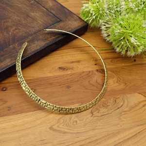 Collier ras du cou ethnique en laiton finition or antique et finition polie, idéal pour les fêtes, mariages et événements festifs, produit très demandé - Product Image 3