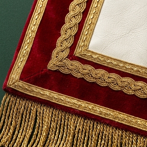 Delantal Masónico Clásico de Terciopelo Rojo y Blanco Personalizado, con Insignia Rectangular Bordada en 3D con Flecos Dorados y Borla, y Pin de Seguridad Cosido - Product Image 4