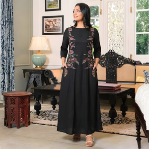 Vestido Maxi Negro de Rayón Twill con Bordado - Product Image 4