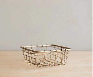 Panier en fil métallique doré classique avec design à grille ouverte pour le rangement des fruits et du pain, la présentation et l'organisation élégante de la table à la maison - Product Image 3