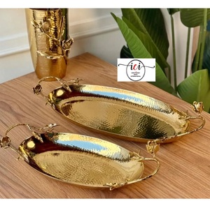 Juego de bandejas ovaladas de metal martillado dorado Innovation Craft International con asa floral, vajilla decorativa glamorosa - Product Image 1