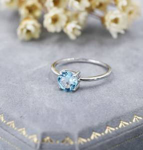 แหวนโทแพซสีฟ้าอ่อนแท้ขนาด 6 มม. ตัวเรือนเงินแท้ ประดับด้วยพลอยโทแพซทรงเหลี่ยมธรรมชาติ แหวนซ้อนได้ - Product Image 3