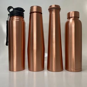 Sienta la diferencia en la hidratación con la botella de agua de cobre, un recipiente reutilizable de metal ecológico diseñado para la pureza y el bienestar. - Product Image 1