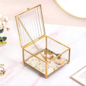 Boîte de présentation en verre pour bijoux, élégante, avec couvercle texturé côtelé, petite boîte de rangement pour maquillage, finition laiton de qualité supérieure, coffret cadeau - Product Image 1
