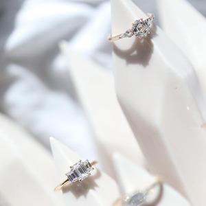 Bague de fiançailles et de mariage audacieuse en or rose 14K avec diamant de laboratoire taille hexagonale 1,93 carats et pierres latérales en forme de cerf-volant - Product Image 3