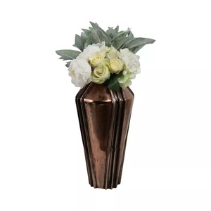 Vase de table en bronze moderne effet métal liquide avec texture côtelée, fait main, support décoratif pour fleurs, idéal pour centre de table de mariage - Product Image 1
