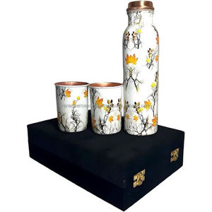 ชุดขวดน้ำทองแดง 1 ลิตร สำหรับ 2 ท่าน พร้อมแก้วน้ำ 2 ใบ ขนาด 300 มล. แต่ละใบ บรรจุในกล่องกำมะหยี่ เหมาะสำหรับเป็นของขวัญ - Product Image 1