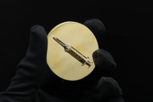 Pendentif Urban Phantom personnalisé en alliage plaqué or avec diamants glacés - Product Image 4