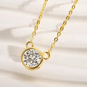 Collier pendentif tendance en argent sterling 925 plaqué or avec moissanite ronde de 1,0 carat - Product Image 3