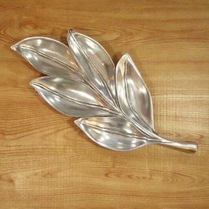 Plato de servir de aluminio con diseño de hoja para decoración y entretenimiento, que realza el estilo de la mesa con un toque artesanal inspirado en la naturaleza. - Product Image 3