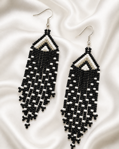 Boucles d'oreilles pendantes faites à la main en alliage de zinc noir et blanc avec perles et franges pour femme, style bohème, longues pampilles, bijoux tendance - Product Image 5