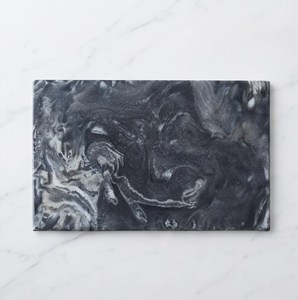 Tabla de Cortar Rectangular de Mármol con Patrón de Vetas Grises y Blancas, Plato para Servir Pasteles y Postres - Product Image 1