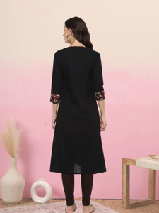 Kurta noire en coton slub imprimé Kalamkari pour femme, coupe trapèze, col rond, manches trois-quarts, style ethnique décontracté. - Product Image 4