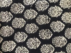 Tela de Algodón Estampada a Mano con Diseño Floral Buti sobre Base Negra |   Textiles Tradicionales de Jaipur - Product Image 2