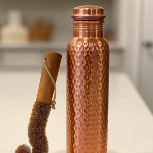 Botella de cobre diseñada para uso diario continuo, que mantiene su estructura y utilidad durante un período prolongado. - Product Image 1