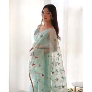 Sari en mousseline de soie couleur ciel de créateur avec broderie complexe de fils et de sequins, long - Product Image 4