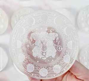 Plaque ronde en sélénite naturelle gravée Arbre de Vie, plaque de guérison en cristal avec bordure celtique - Product Image 4