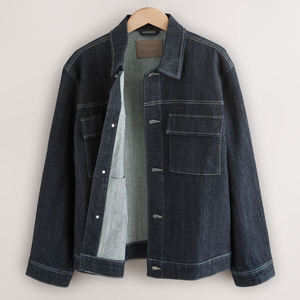 Veste en jean décontractée pour homme, confectionnée avec un tissu doux et résistant, coupe décontractée, effet délavé élégant et structurée. - Product Image 5
