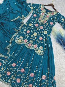 Ensemble prêt-à-porter en soie Chinon avec broderie et travail de fils magnifiques, comprenant un haut, un pantalon Plazzo et une dupatta, entièrement cousu. - Product Image 4