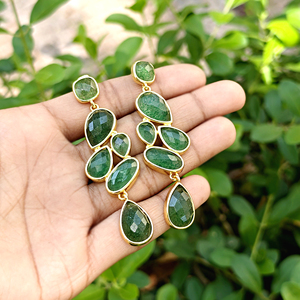 ต่างหูแฟชั่นขายส่ง หินควอตซ์สีเขียวธรรมชาติ รูปทรงยาว ตัวเรือนทองเหลืองชุบทอง 18k ต่างหูสำหรับผู้หญิง - Product Image 4
