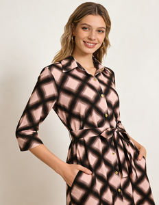 เดรสเชิ้ตพิมพ์ลายดอกไม้สไตล์ลำลองสำหรับผู้หญิงขายส่ง ผ้าโพลีเอสเตอร์แท้ยืดได้ 4 ทิศทาง สีชมพู สีดำ สำหรับฤดูใบไม้ผลิ/ฤดูร้อน - Product Image 2