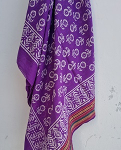 Paréo en coton violet imprimé à la main avec bordure Zari, motif floral, léger, style bohème, pour la plage ou comme cache-maillot d'été - Product Image 3