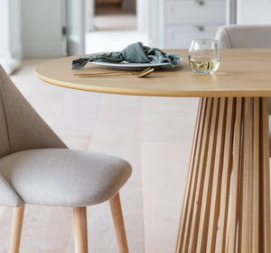 Juego de Comedor Moderno de 8 Piezas en Madera de Teca Sólida con Sillas Tapizadas, Diseño Minimalista para Hogar, Hotel y Villa - Product Image 2