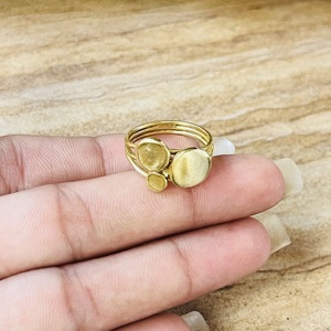 Bague géométrique minimaliste très tendance en laiton plaqué or 18 carats pour femme, motif cercles multiples empilables, vente en gros - Product Image 6