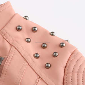 Chaqueta de cuero estilo motorista rosa claro para mujer, informal, ajustada, con tachuelas, hombros, bolsillos asimétricos con cremallera, remache, viscosa - Product Image 4