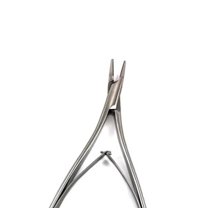 Portaagujas Quirúrgico Manual de Precisión Mathieu de Acero Inoxidable T.C. Dorado 170mm 20-450-170 Reutilizable Hermann Meditech para Sutura - Product Image 5