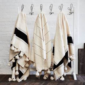 Manta de Algodón 100% Tejida con Borlas de Pompones |   Manta Decorativa Boho para Sofá |   Manta de Algodón Estilo Marroquí - Product Image 1