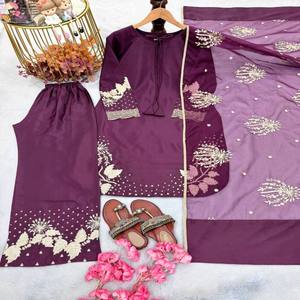 VASTRA COTTAGE Elegante Conjunto de Top con Lentejuelas y Pantalones Plazzo para Mujer, con Dupatta de Organza Suave Bordada y Borlas - Product Image 3