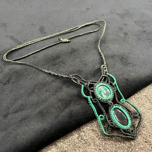 Collar con Colgante de Macramé Hecho a Mano con Malaquita, Cordón Rojo, Piedra de Malaquita Verde, Gema Natural, Joyería de Cristal Curativa Estilo Boho - Product Image 3