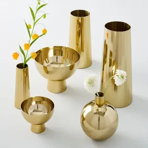 Jarrón alto de metal diseñado para mayor estabilidad en condiciones ventosas para eventos al aire libre con arreglos florales vibrantes - Product Image 6