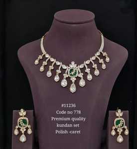 Ensemble collier et boucles d'oreilles Kundan de qualité supérieure avec pierre rouge plaquée or, design classique pour mariage, ensemble de bijoux pour femmes - Product Image 2