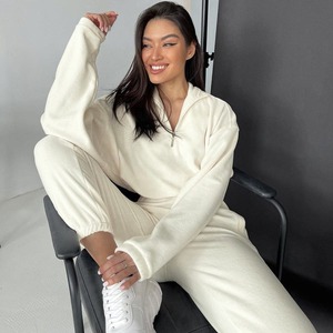 Conjunto deportivo de 2 piezas para mujer, pantalones de chándal y sudadera con capucha, traje de jogging para invierno, entrenamiento en el gimnasio, conjunto de chándal de algodón para mujer. - Product Image 4