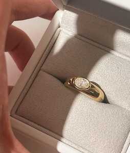 Anillo Solitario de Oro Sólido de 10K, 14K, 18K con Diamante Cultivado en Laboratorio de Corte Ovalado, Engastado en Bisel, Certificado IGI, Banda Ancha Cónica de 6-3mm para Mujer - Product Image 1