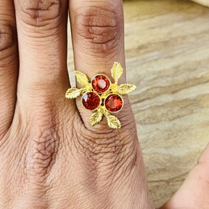 Anillo Boho de Alta Demanda con Flor de Granate, Bañado en Oro, de Latón, Anillo Botánico con Hoja y Tres Piedras, Hecho a Mano, Delicado, Venta al por Mayor - Product Image 6