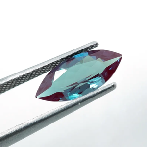 Pierre précieuse Alexandrite de laboratoire de 2 carats, taille marquise à changement de couleur (13x6x3.5MM) - Product Image 3