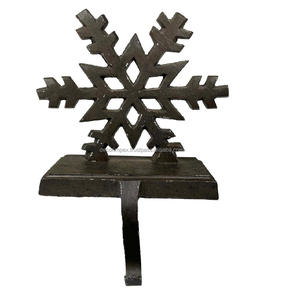 Los soportes metálicos para medias de copos de nieve ofrecen una forma decorativa y conveniente de colgar medias navideñas - Product Image 2