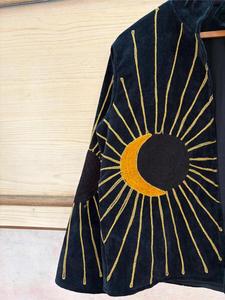 Veste bohème en velours bleu marine brodée Suzani avec motif soleil et lune, manches longues, col montant, faite à la main, vêtement d'extérieur pour l'automne - Product Image 4